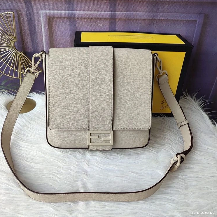 Vintage HOT In Leather Medium Baguette Cuoio Beige Romano Fendi Messenger 0820